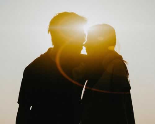 丈夫反复出轨，妻子如何有效应对婚姻背叛危机