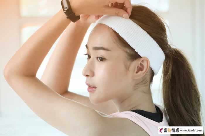 男人有没有钱，其实一眼就能看出来，3个细节装不了_嘉待情感