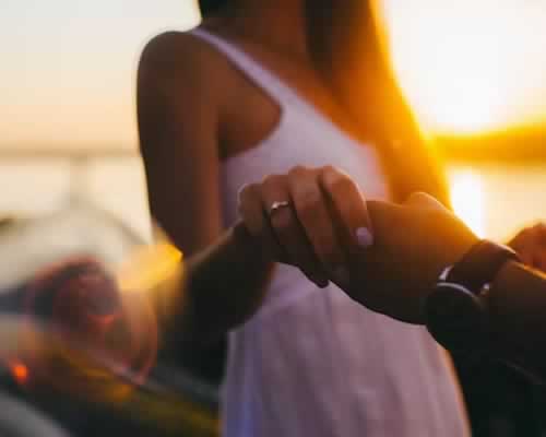 未婚妻冷淡原因及改善方法：如何挽回感情？-玫瑰婚恋恋爱网