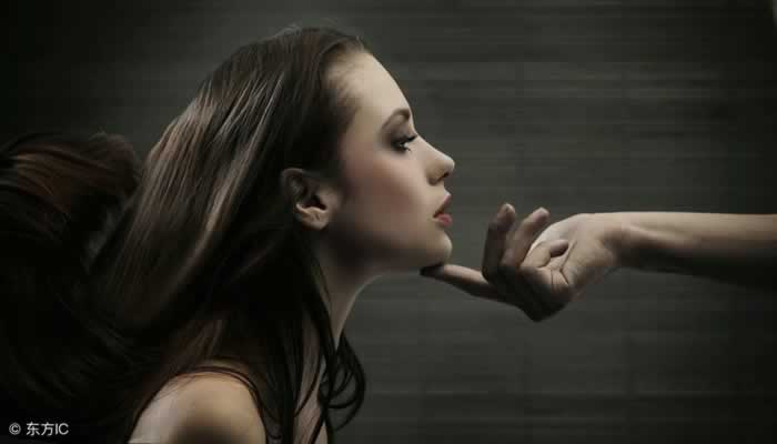 这个男人值不值得挽回？分手后，千万不要用自己的方法执意挽回！_嘉待情感