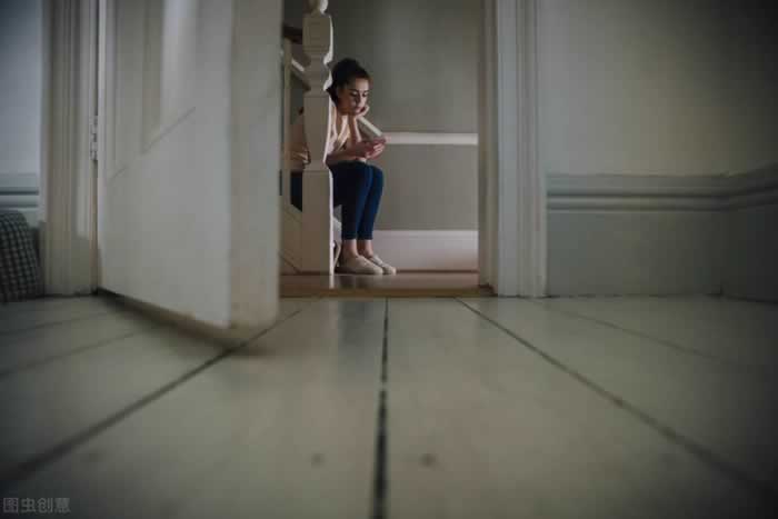 男人不回你消息怎么办：“冷处理”三原则，女人越冷，男人越爱_嘉待情感