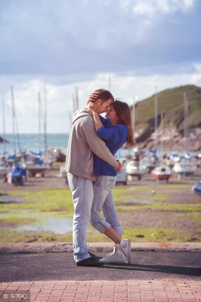 遭遇突发事件，你可以试着用这样的行为挽回男人的心_嘉待情感