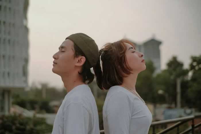 为什么男人背叛后，却依然对原配很好？_嘉待情感