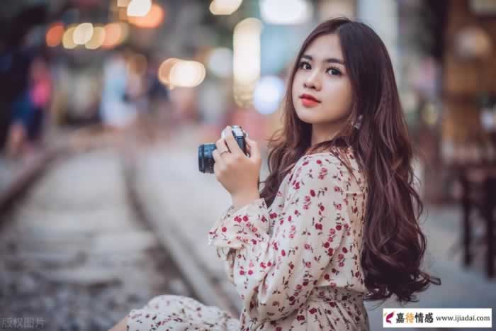 不动声色地吸引一个男人，只有这2种办法_嘉待情感