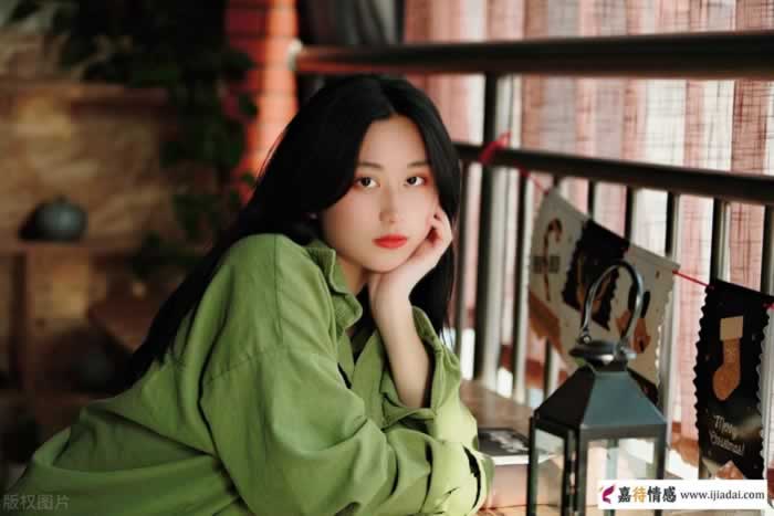 不动声色地吸引一个男人，只有这2种办法_嘉待情感