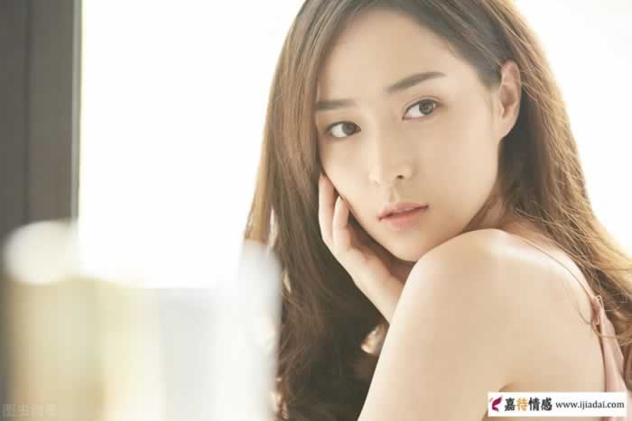 如何判断女人是否单身，这2个细节会暴露出来_嘉待情感