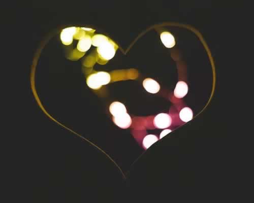 恋爱中女人深爱的表现及男人应对方法解析-玫瑰婚恋恋爱网