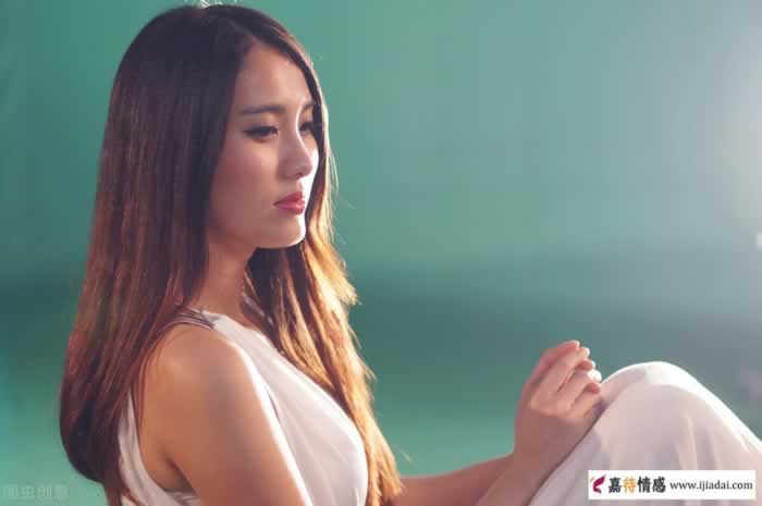 让男人捧在手心里的女人，有3张“王牌”_嘉待情感