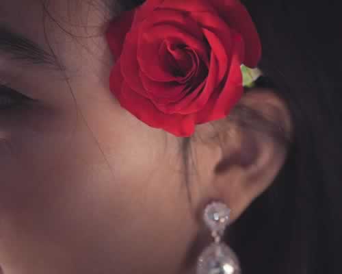 办公室恋情攻略：如何突破工作面具展现女性魅力-玫瑰婚恋恋爱网