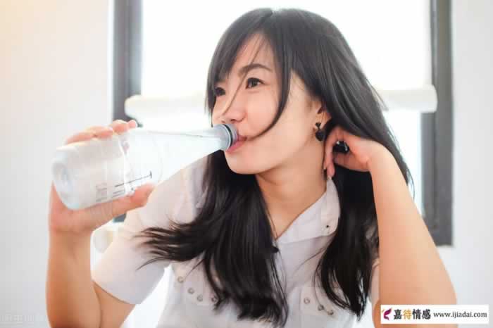 女人到中年，对感情的态度会特别明显_嘉待情感