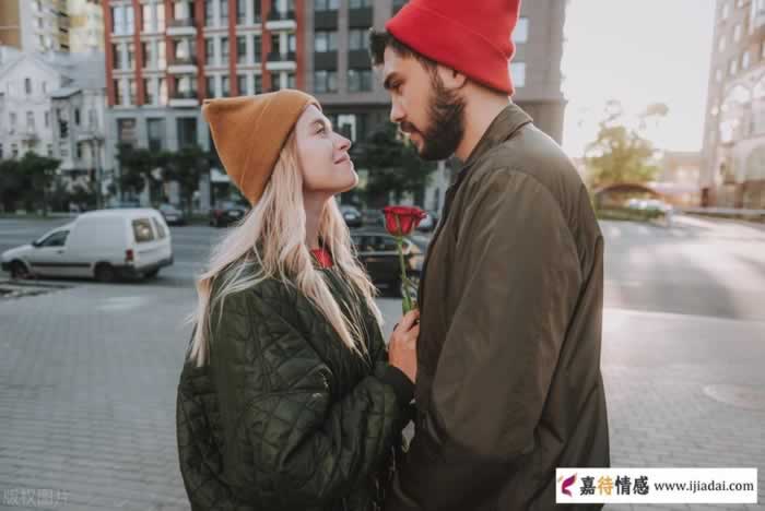 买超宠妻人设崩塌！为爱说着丧偶、断腿的话，却没拦住自己偷吃？_嘉待情感