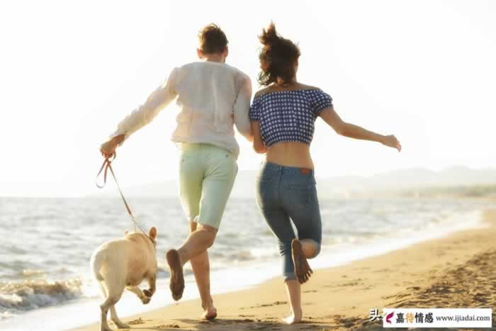 买超宠妻人设崩塌！为爱说着丧偶、断腿的话，却没拦住自己偷吃？_嘉待情感