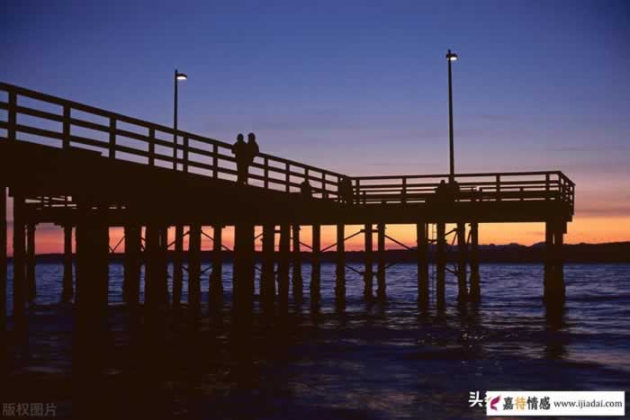 感情反复受挫，如何逃离自我否定的负面情绪？轻松摆脱为情所困_嘉待情感