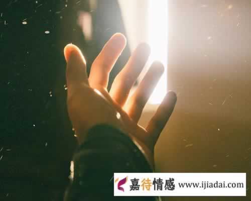 如何让男朋友越来越在意你 成功挽回男友的手段_嘉待情感 如何让男朋友越来越在意你 成功挽回男友的手段_嘉待情感