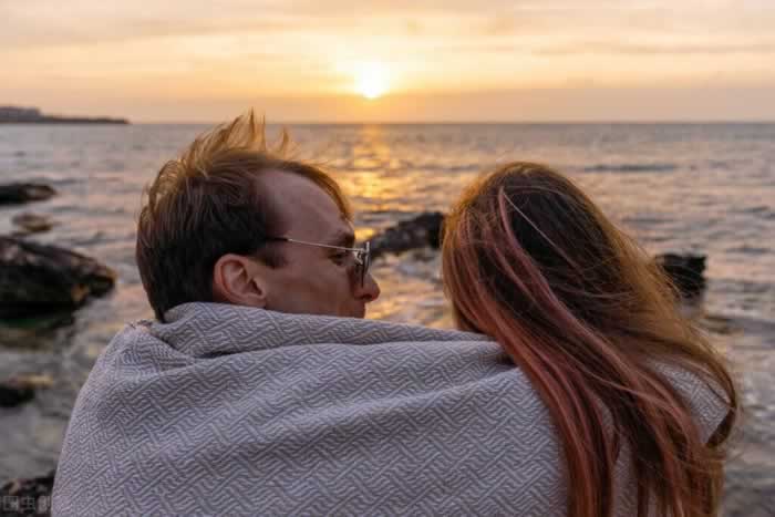 原配面对自己的丈夫出轨，却低声下气请求他回归家庭，为何如此？_嘉待情感