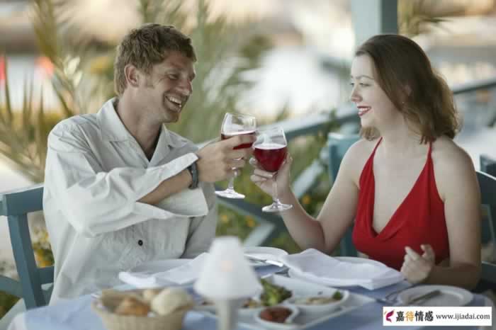 女人出轨后有三大异常行为，男人们要找出出轨原因挽回爱情_嘉待情感