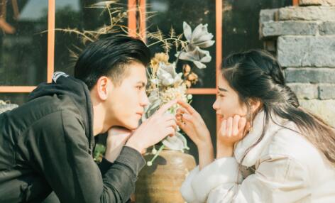 分手后前女友还爱你的表现，放心不下就去挽回_嘉待情感