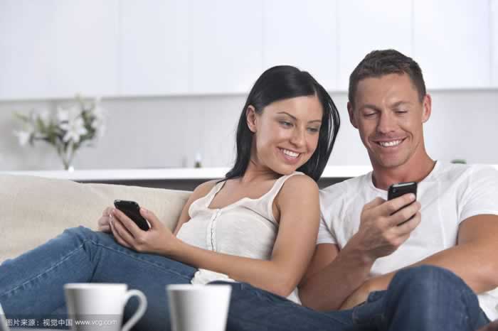 情侣之间到底该不该翻看对方手机？_嘉待情感