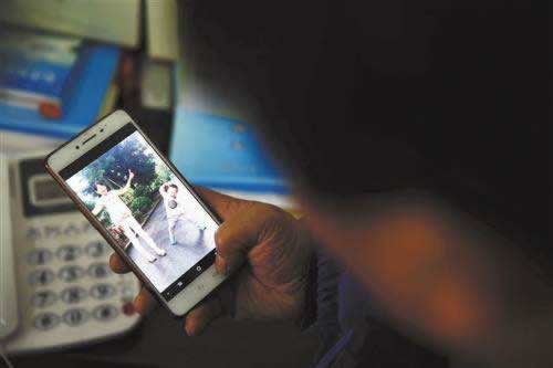 情侣之间到底该不该翻看对方手机？_嘉待情感