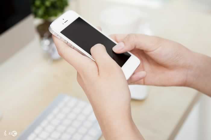 情侣之间到底该不该翻看对方手机？_嘉待情感