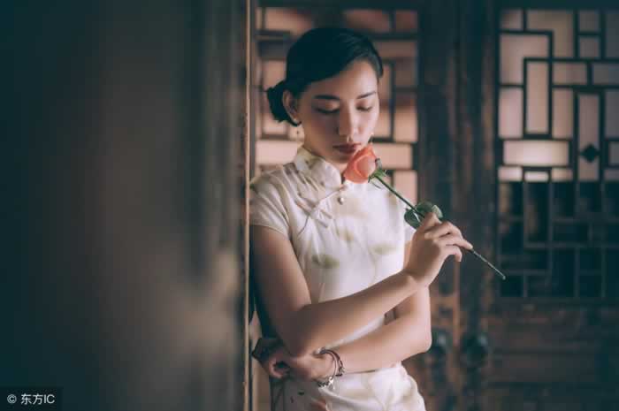 最打动男人的是女人的“柔”，学会这几招激起男人的爱怜和保护欲_嘉待情感