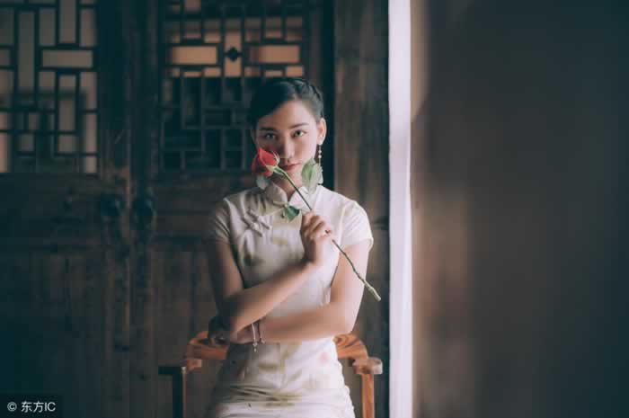 最打动男人的是女人的“柔”，学会这几招激起男人的爱怜和保护欲_嘉待情感