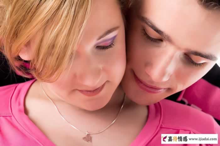 中年女人嘴上说不在意的事，心里却希望男人会主动做的四件事_嘉待情感