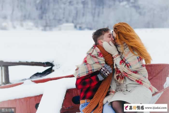 人到中年容易动情的女人，往往会有这4个特征_嘉待情感