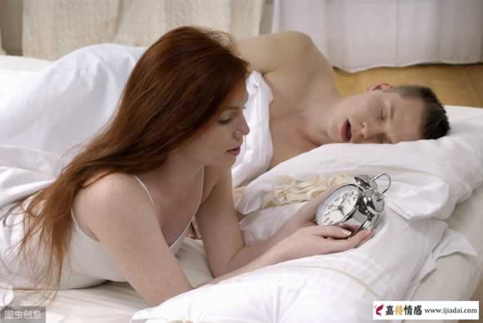 为什么这三个套路，女人越用男人越爱她？_嘉待情感