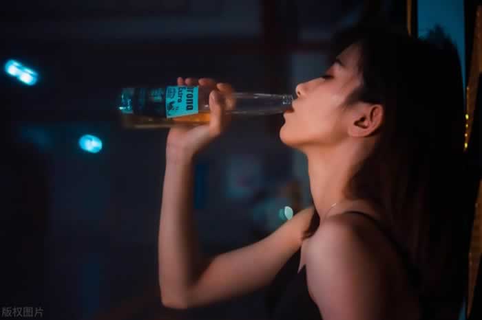 分手后前任有女朋友，还用你给他拍的照片当头像，是什么心态？_嘉待情感