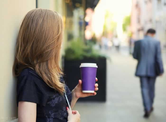 分手后还能做朋友，挽回几率大吗？应该这样挽回前任才能成功复合_嘉待情感