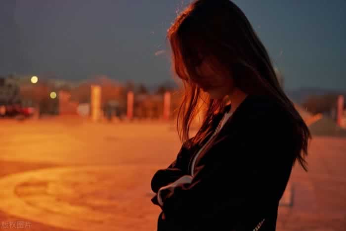 分手后的“空窗期”，挽回前任要懂利用男人的寂寞心理吗？_嘉待情感