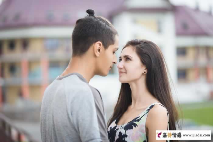 怀疑对方外遇的时候不要质问对方更不要麻痹自己，中年男女要知道_嘉待情感