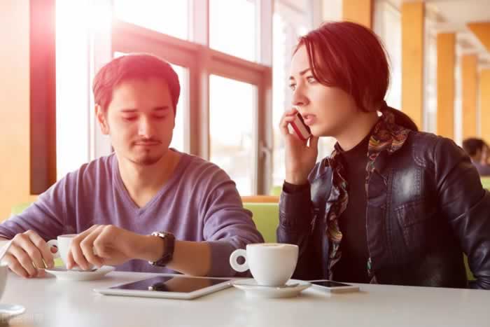 分手后前男友还爱你的表现？前男友还爱你怎样挽回？_嘉待情感