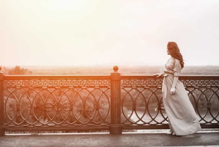 分手后前男友还爱你的表现？前男友还爱你怎样挽回？_嘉待情感