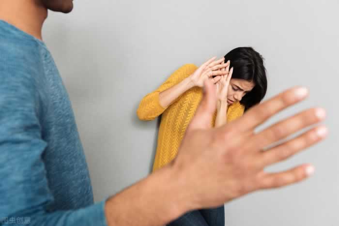 和男朋友经常吵架怎么办？挽回爱情，不对的人要赶紧离开_嘉待情感