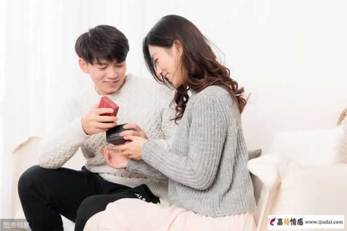 中年异性独处时，男女之间的暧昧信号你们知道几个？_嘉待情感