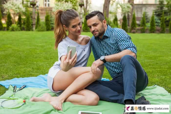 当中年女人放不下你时不一定会联系你，但会不自觉地有这4个表现_嘉待情感