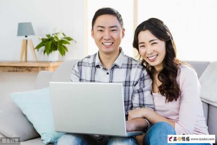 频繁对你做这三件事的女人，表面不在乎，内心多半“动了情”_嘉待情感