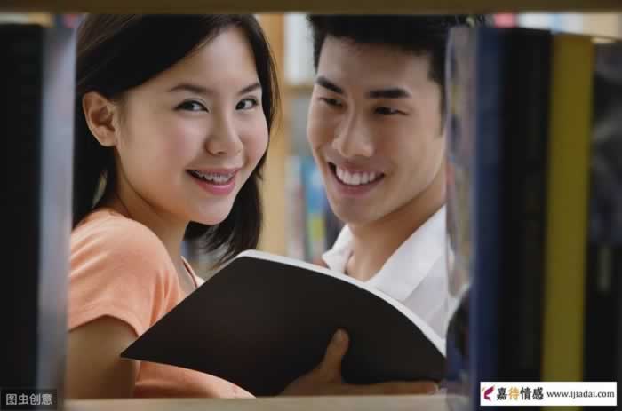 频繁对你做这三件事的女人，表面不在乎，内心多半“动了情”_嘉待情感